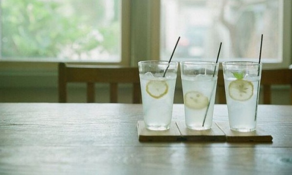 關(guān)于愛(ài)情的甜蜜小句子帶圖片 我忘記誰(shuí)都不能忘記那個(gè)夏天的你10