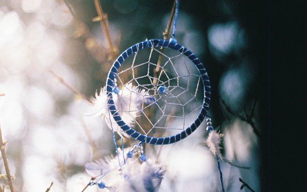 關(guān)于人生的很現(xiàn)實(shí)的哲理說說帶圖片 時(shí)間奪去了我們輕狂的眼神卻給了我們嘴角上揚(yáng)的資本10