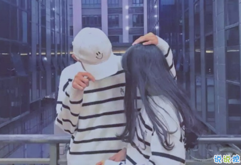 很甜的愛情說說配圖：小學(xué)時，想和喜歡的人同桌；初中時，想和喜歡的人同班13