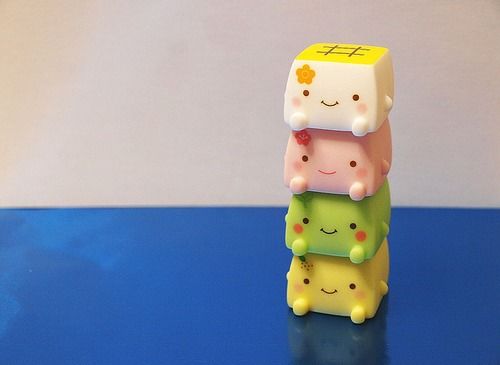 浪漫甜蜜唯美的愛(ài)情小句子帶圖片 世間萬(wàn)物皆不如你眉眼動(dòng)人5