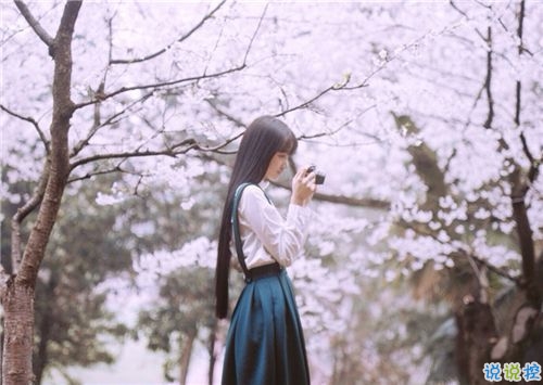 關(guān)于青春年華浪漫唯美的愛情句子 年少的笑漾著微光12