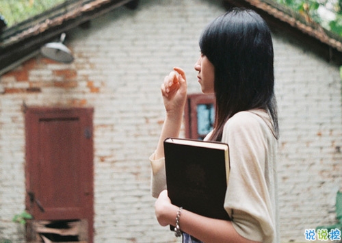 關(guān)于愛情簡單精辟的一句話說說帶圖片 我和世界只差一個你14