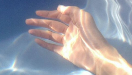 忽而夏至的悲傷日記的傷感說(shuō)說(shuō)配圖 你最美的青春都在陪他吃苦4