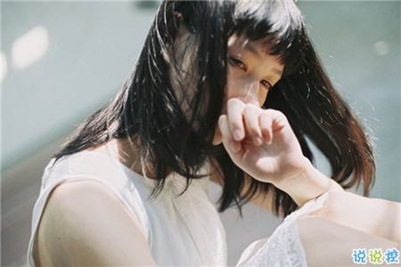 關(guān)于青春年華浪漫唯美的愛情句子 年少的笑漾著微光4