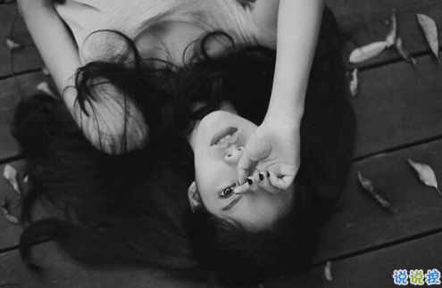 傷感說說配圖黑白心情短語 再大大咧咧的人也會(huì)覺得難過11