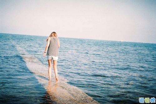 關(guān)于感情中的愛恨情仇的傷感句子帶圖片 其實(shí)你并沒有那么堅(jiān)強(qiáng)14