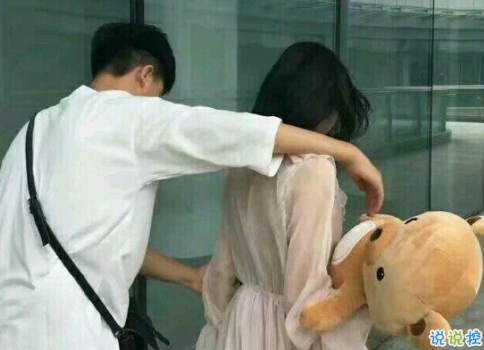 很甜的愛情說說配圖：小學(xué)時，想和喜歡的人同桌；初中時，想和喜歡的人同班1