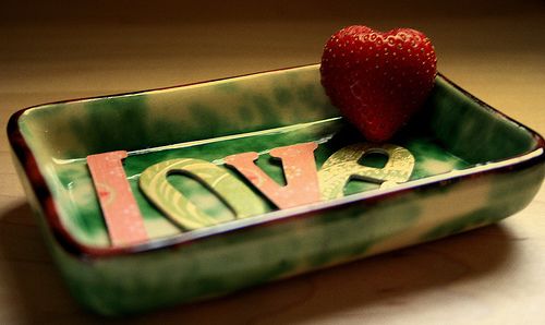 浪漫甜蜜唯美的愛(ài)情小句子帶圖片 世間萬(wàn)物皆不如你眉眼動(dòng)人12