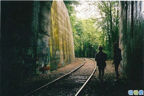 唯美簡單的英文說說帶圖片 世人萬千種浮云莫去求9