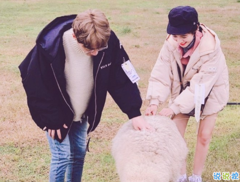 很甜的愛情說說配圖：小學(xué)時，想和喜歡的人同桌；初中時，想和喜歡的人同班14