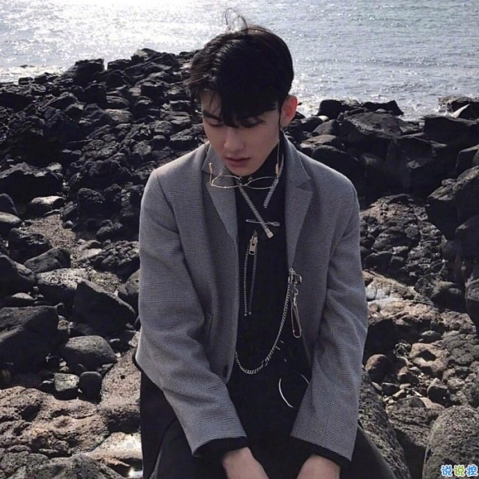 文字控說說短句圖片精選：還是很想跑很遠(yuǎn)的路，去看一個(gè)很愛的人13