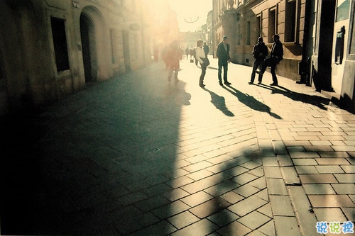 唯美簡單的英文說說帶圖片 世人萬千種浮云莫去求6