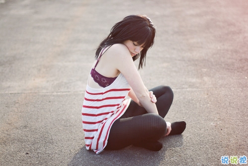 讀起來(lái)讓人心痛的情感句子帶圖片 最痛苦的不是不曾擁有而是差一點(diǎn)就可以。4