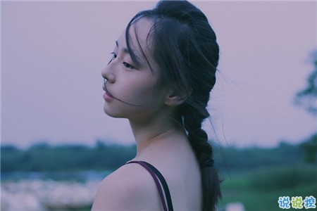 關(guān)于青春年華浪漫唯美的愛情句子 年少的笑漾著微光3