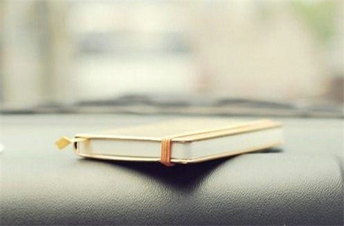 一個人感到孤獨(dú)寂寞時發(fā)的說說帶圖片 一個人只要學(xué)會了回憶就再不會孤獨(dú)12