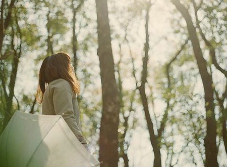 關于現實生活人生的哲理說說帶圖片 一個人活著應該永遠要把目光投向遠方6