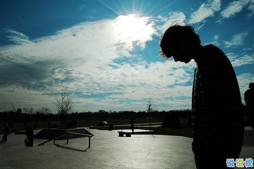 關(guān)于愛情中的失望和難受的說說帶圖片 失望攢夠了我自然會(huì)走5