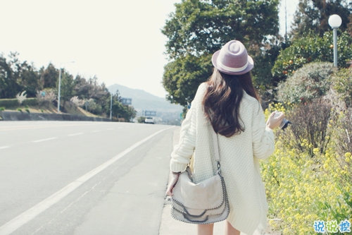 關(guān)于愛情簡單精辟的一句話說說帶圖片 我和世界只差一個你16