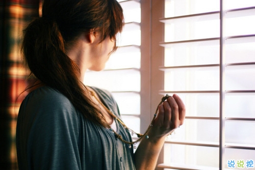 讀起來(lái)讓人心痛的情感句子帶圖片 最痛苦的不是不曾擁有而是差一點(diǎn)就可以。9