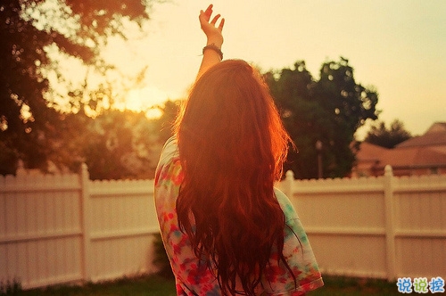 關(guān)于青春年華浪漫唯美的愛情句子 年少的笑漾著微光8