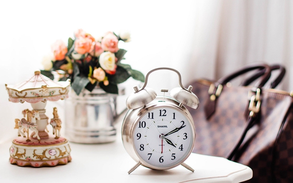 關(guān)于人生的很現(xiàn)實(shí)的哲理說說帶圖片 時(shí)間奪去了我們輕狂的眼神卻給了我們嘴角上揚(yáng)的資本8