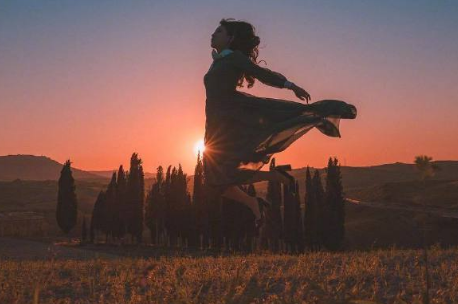 愛情治愈系文字說說加配圖2018最新版 人潮擁擠你自然而然的牽起我的手3