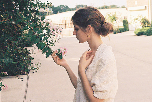 關于現實生活人生的哲理說說帶圖片 一個人活著應該永遠要把目光投向遠方7