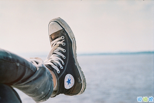 睡前一條朋友圈的經(jīng)典說說帶圖片 比愛更深刻經(jīng)典說說1