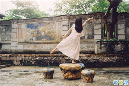 關(guān)于青春年華浪漫唯美的愛情句子 年少的笑漾著微光1