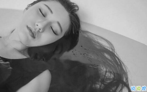 傷感說說配圖黑白心情短語 再大大咧咧的人也會(huì)覺得難過10