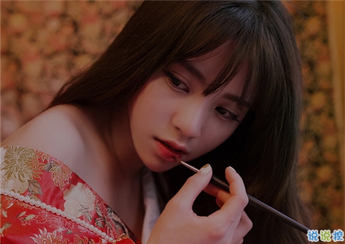 關(guān)于愛情簡單精辟的一句話說說帶圖片 我和世界只差一個你10