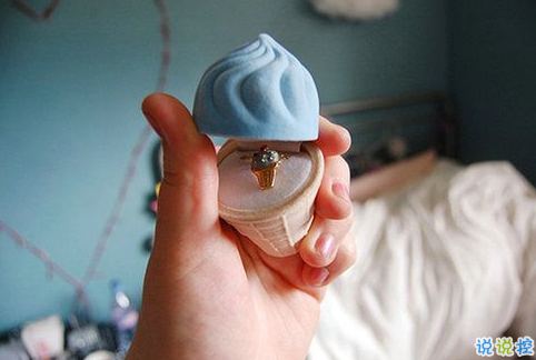 有趣的搞笑說說短語適合00后：建議你換一換，你的女友很平凡2