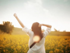 最經(jīng)典愛(ài)情說(shuō)說(shuō)心情短語(yǔ)2018 有人值得愛(ài)很幸福的說(shuō)說(shuō)