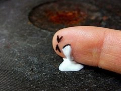 搞笑個性說說：換女人比換衛(wèi)生巾還勤的男生，早晚有你痛經的那天