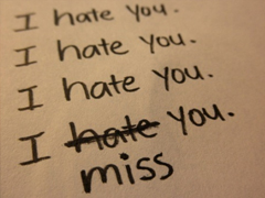 心已被刺透的傷感說說帶圖片 愛情給我太多傷痛的說說心好累