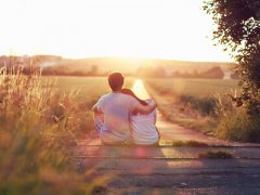 微信說說帶圖片：這個(gè)世界，看你二的人很多，陪你二的人很少