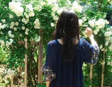 帶圖片的空間說(shuō)說(shuō)：不敢正視你的眼睛是怕我每個(gè)眼神都像在表白