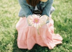 QQ空間說(shuō)說(shuō)+圖片：那個(gè)一遍又一遍傷害你的人，你為什么還要愛(ài)？