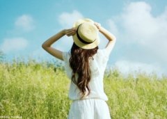 配圖片的說(shuō)說(shuō)：與其在別人的世界里跑龍?zhí)?，不如做最精彩的自? / data-jA2F=