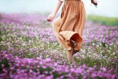 空間傷感說(shuō)說(shuō)帶圖：我們就像仙人掌，防備了別人，孤單了自己