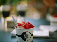 喜歡一個人的甜蜜小情話說說帶圖片 不愿再研墨執(zhí)筆因?yàn)樽掷镄虚g全是你