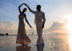 情侶說說帶圖片素材：我天生冷漠孤僻，也只肯對你溫柔的笑