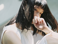 關(guān)于青春年華浪漫唯美的愛情圖片說說 年少的笑漾著微光