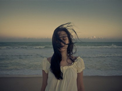 分手后泣不成聲的難過悲傷說說帶圖片 有的人陪你一半就走了說說