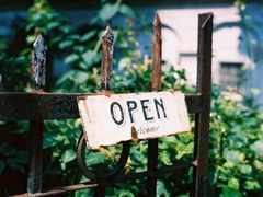 關(guān)于愛情的超傷感的說(shuō)說(shuō)帶圖片 我說(shuō)我要走你沒有挽留我也沒有回頭