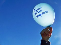 說(shuō)說(shuō)心情短語(yǔ)帶圖片：謊言說(shuō)給耳朵聽(tīng)，卻讓眼睛動(dòng)了情