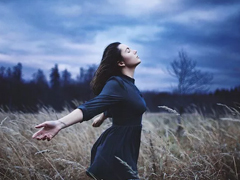 一個人委屈到哭的句子適合發(fā)朋友圈 形容無法訴說的委屈的句子