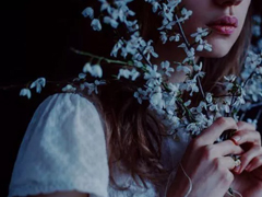 喜歡一個(gè)人卻不能在一起的句子 女生默默喜歡一個(gè)人卻不能表白的句子