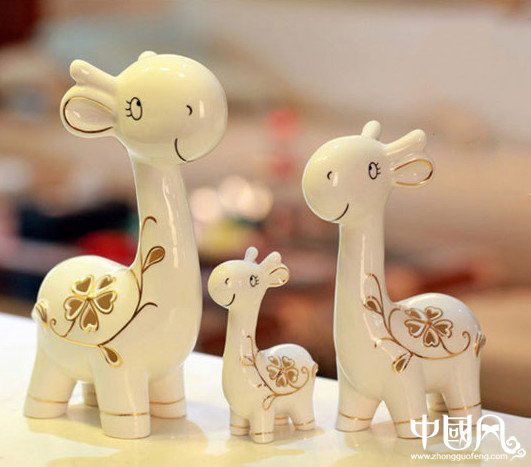 活潑可愛(ài)的長(zhǎng)頸鹿陶瓷藝術(shù)品