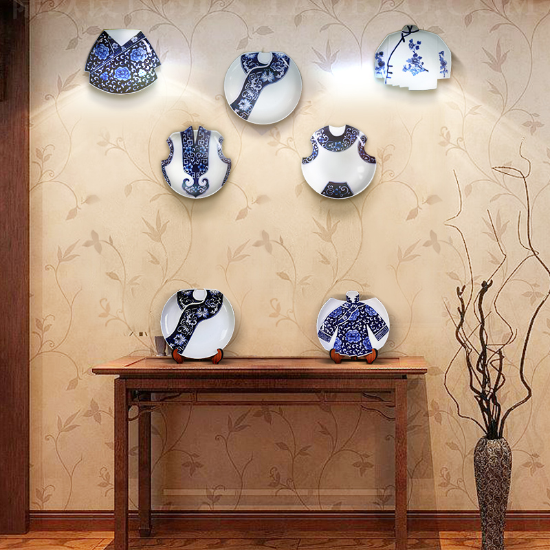 創(chuàng)意手繪青花瓷民族服裝景德鎮(zhèn)陶瓷復古掛盤擺